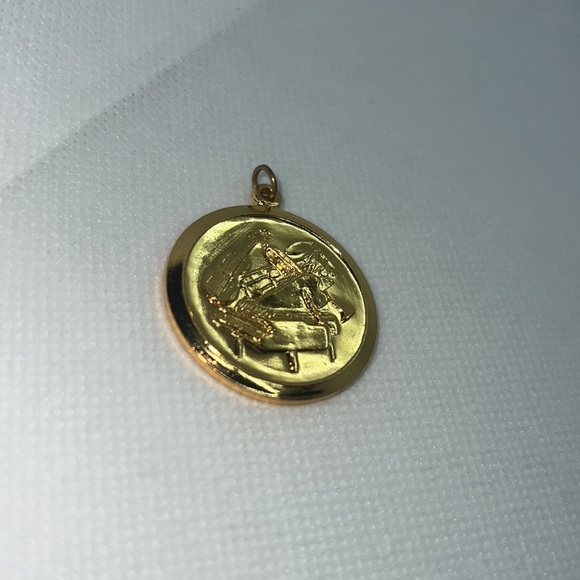 MUSICAL INSTRUMENT PENDANT CHARM GOLD TONE, PIANO, VIOLIN, SAXOPHONE, NOTES - Picture 3 of 13